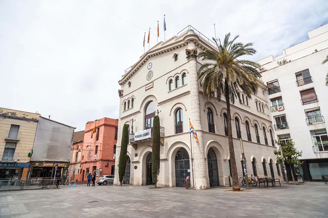 Ayuntamiento de Badalona, ciudad donde realizamos nuestro servicio de licencia de actividad en Badalona